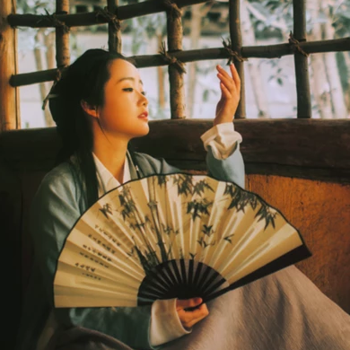 離別傷感帶折扇女生頭像，唯美古風(fēng)真人頭像