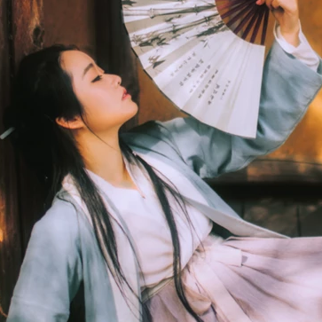 離別傷感帶折扇女生頭像，唯美古風(fēng)真人頭像