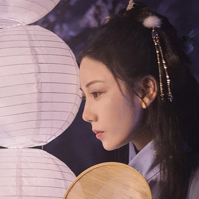 燈下執(zhí)扇女生頭像，唯美古風真人頭像