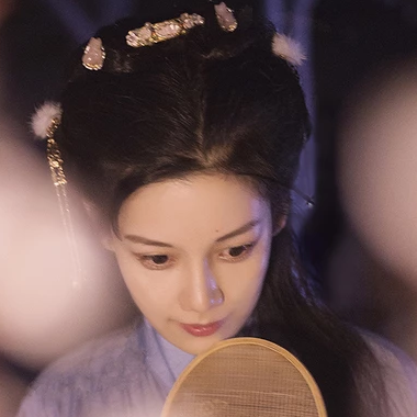 燈下執(zhí)扇女生頭像，唯美古風真人頭像