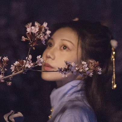燈下執(zhí)扇女生頭像，唯美古風真人頭像