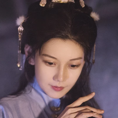 燈下執(zhí)扇女生頭像，唯美古風真人頭像