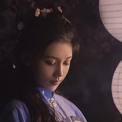 燈下執(zhí)扇女生頭像，唯美古風真人頭像
