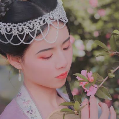 唯美古風(fēng)真人頭像：春色花期帶團(tuán)扇女生頭像