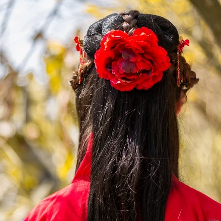 嬌艷花朵紅衣女生頭像，唯美古風真人頭像