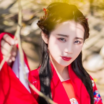 嬌艷花朵紅衣女生頭像，唯美古風真人頭像