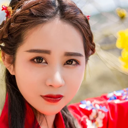 嬌艷花朵紅衣女生頭像，唯美古風真人頭像