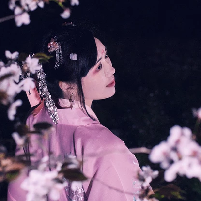 夜晚粉櫻帶燈女生頭像，唯美古風真人頭像