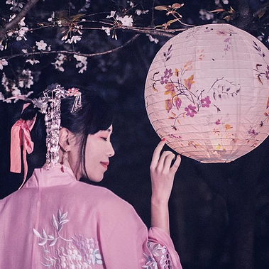夜晚粉櫻帶燈女生頭像，唯美古風真人頭像