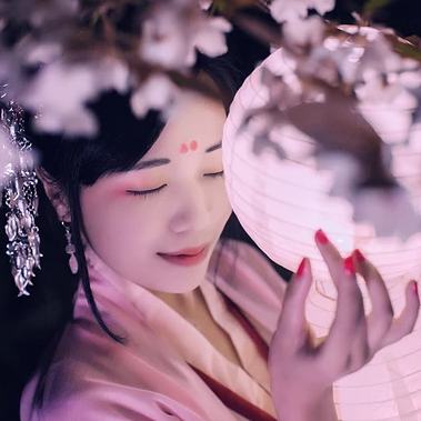 夜晚粉櫻帶燈女生頭像，唯美古風真人頭像