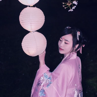 夜晚粉櫻帶燈女生頭像，唯美古風真人頭像