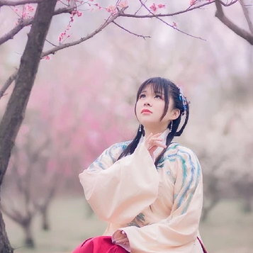 漫天桃花帶折扇女生頭像，唯美古風(fēng)真人頭像