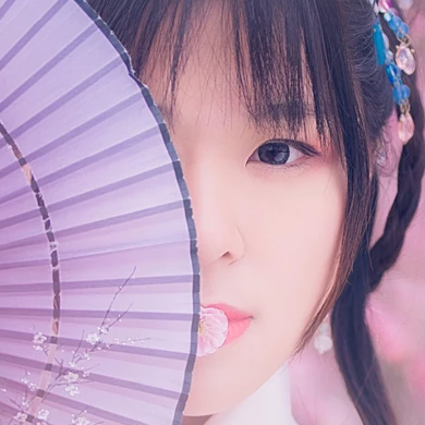 漫天桃花帶折扇女生頭像，唯美古風(fēng)真人頭像