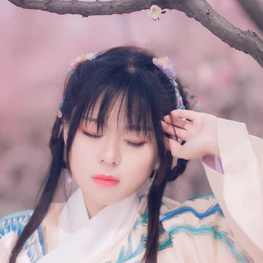 漫天桃花帶折扇女生頭像，唯美古風(fēng)真人頭像
