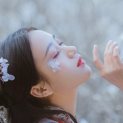 花落傷感喝酒女生頭像，唯美古風(fēng)真人頭像
