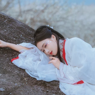 花落傷感喝酒女生頭像，唯美古風(fēng)真人頭像
