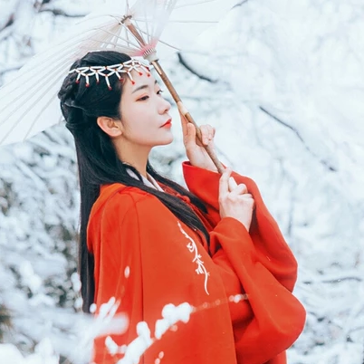 優(yōu)雅紅衣白雪女生頭像，唯美古風(fēng)真人頭像