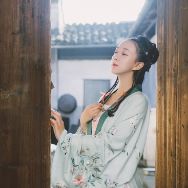 古典氣息帶傘女生頭像，唯美古風(fēng)真人頭像