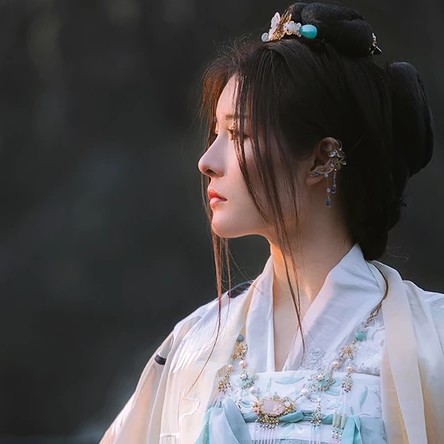 春風(fēng)飄逸女生頭像，唯美古風(fēng)真人頭像