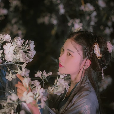 夜晚迷人花朵女生頭像，唯美古風(fēng)真人頭像