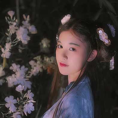 夜晚迷人花朵女生頭像，唯美古風(fēng)真人頭像