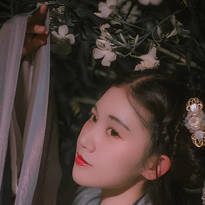 夜晚迷人花朵女生頭像，唯美古風(fēng)真人頭像