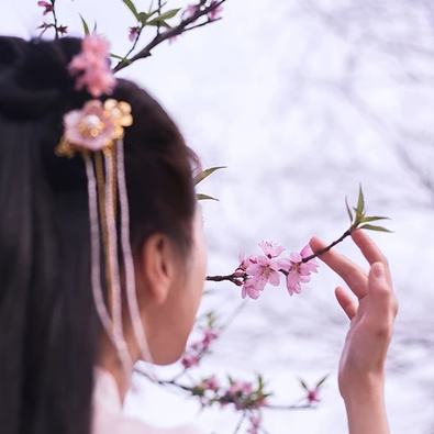 桃花粉黛帶傘女生頭像，唯美古風(fēng)真人頭像