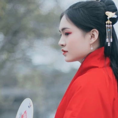 文藝紅衣帶團(tuán)扇女生頭像，唯美古風(fēng)真人頭像