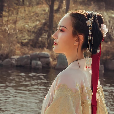 古典淡雅帶團(tuán)扇女生頭像，唯美古風(fēng)真人頭像