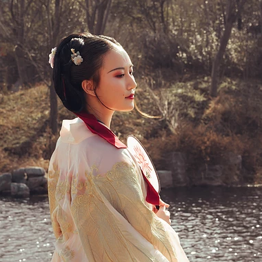 古典淡雅帶團(tuán)扇女生頭像，唯美古風(fēng)真人頭像