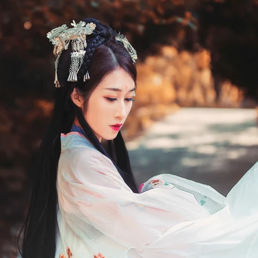 秋意氣質(zhì)帶團扇女生頭像，唯美古風(fēng)真人頭像