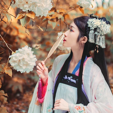秋意氣質(zhì)帶團扇女生頭像，唯美古風(fēng)真人頭像