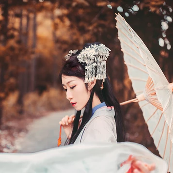 秋意氣質(zhì)帶團扇女生頭像，唯美古風(fēng)真人頭像