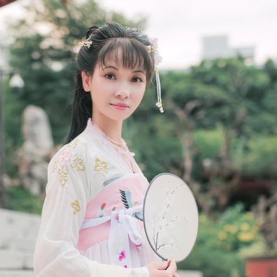 清新氣質(zhì)帶團(tuán)扇女生頭像，唯美古風(fēng)真人頭像