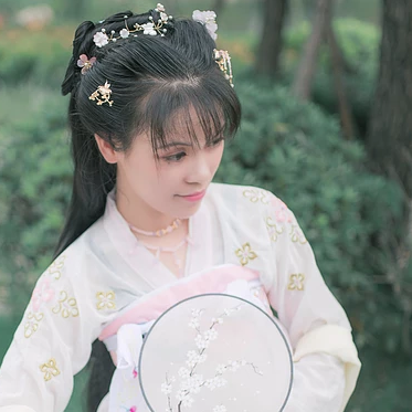 清新氣質(zhì)帶團(tuán)扇女生頭像，唯美古風(fēng)真人頭像