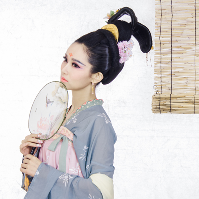 素雅帶團扇女生頭像，唯美古風真人頭像