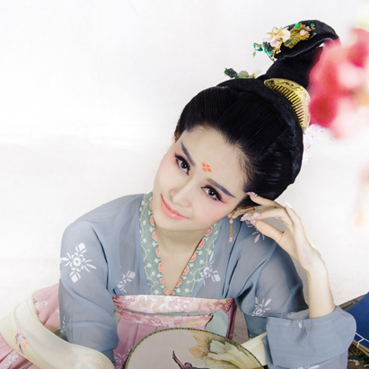 素雅帶團扇女生頭像，唯美古風真人頭像