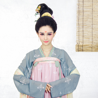 素雅帶團扇女生頭像，唯美古風真人頭像