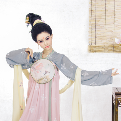 素雅帶團扇女生頭像，唯美古風真人頭像
