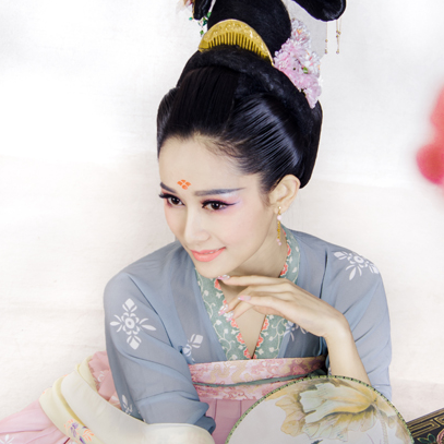 素雅帶團扇女生頭像，唯美古風真人頭像