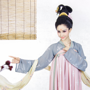 素雅帶團扇女生頭像，唯美古風真人頭像