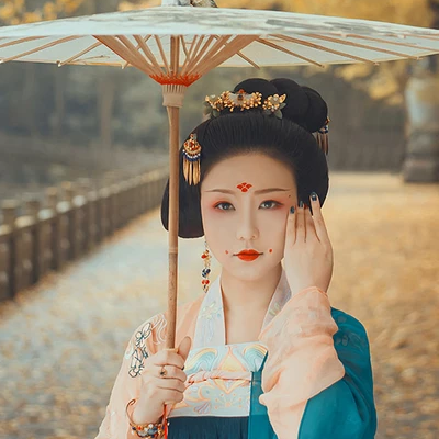 銀杏葉帶團(tuán)扇和傘女生頭像，唯美古風(fēng)真人頭像