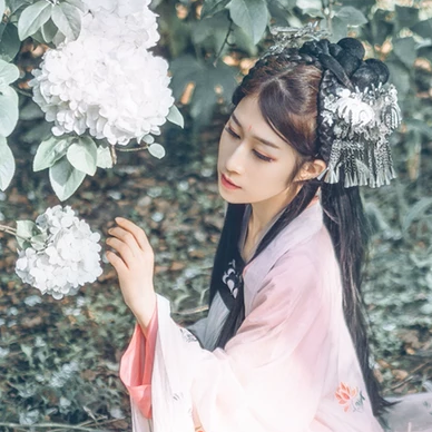 粉蝶花朵帶團(tuán)扇女生頭像，唯美古風(fēng)真人頭像