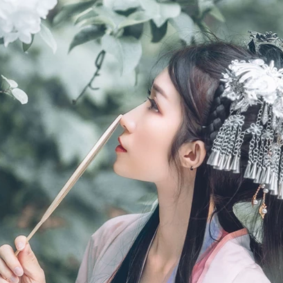 粉蝶花朵帶團(tuán)扇女生頭像，唯美古風(fēng)真人頭像