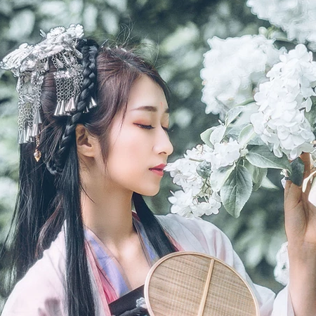 粉蝶花朵帶團(tuán)扇女生頭像，唯美古風(fēng)真人頭像