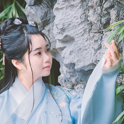 文藝藍衣帶團扇女生頭像，唯美古風真人頭像