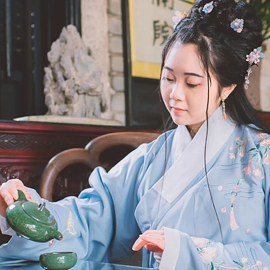 文藝藍衣帶團扇女生頭像，唯美古風真人頭像