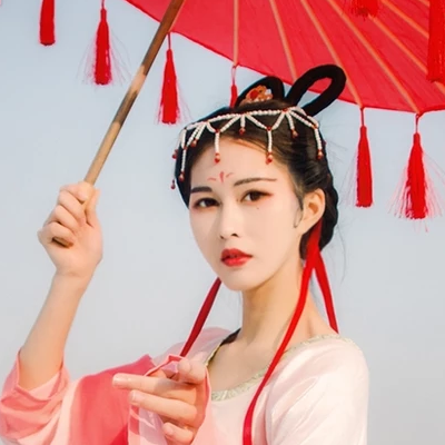 紅傘抱寵物女生頭像，唯美古風(fēng)真人頭像