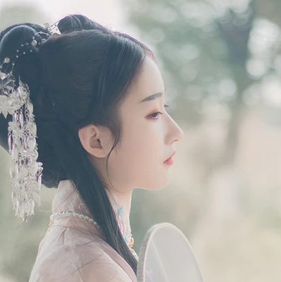 粉衣帶團(tuán)扇女生頭像，淡雅唯美古風(fēng)真人頭像