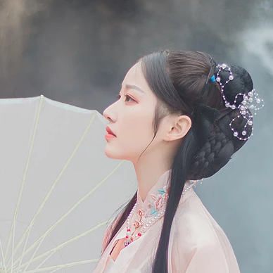 粉衣帶團(tuán)扇女生頭像，淡雅唯美古風(fēng)真人頭像